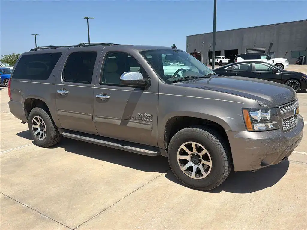 2013 Chevrolet Suburban 2WD 1500 LT's photo