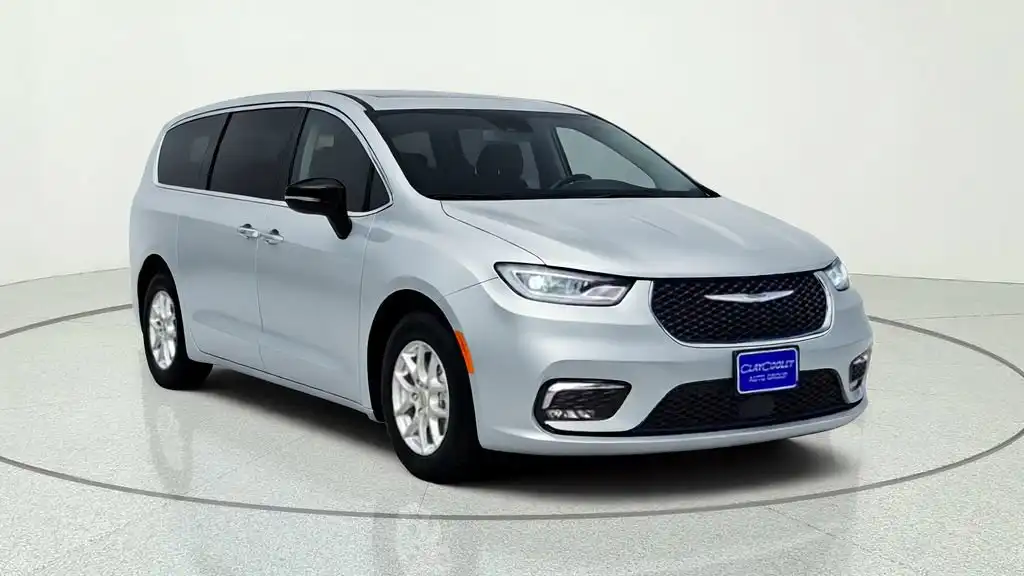 2024 Chrysler Pacifica Touring L's photo