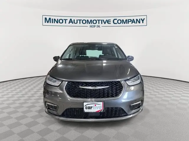 2023 Chrysler Pacifica Touring L photo 3