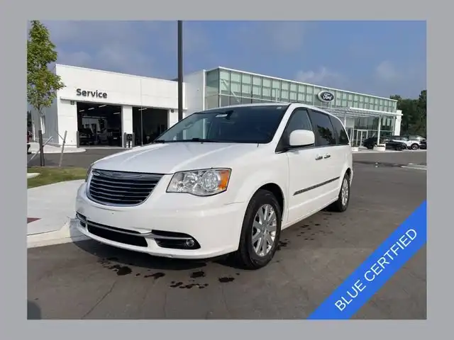 2016 Chrysler Town & Country Touring's photo