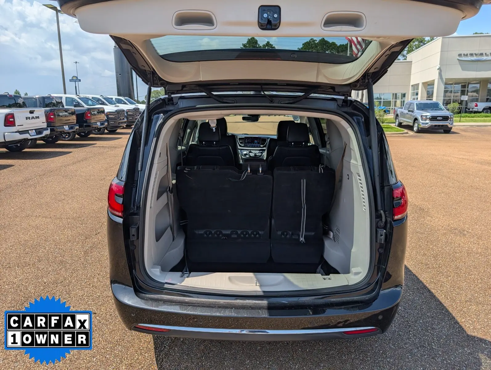 2023 Chrysler Pacifica Touring L photo 5