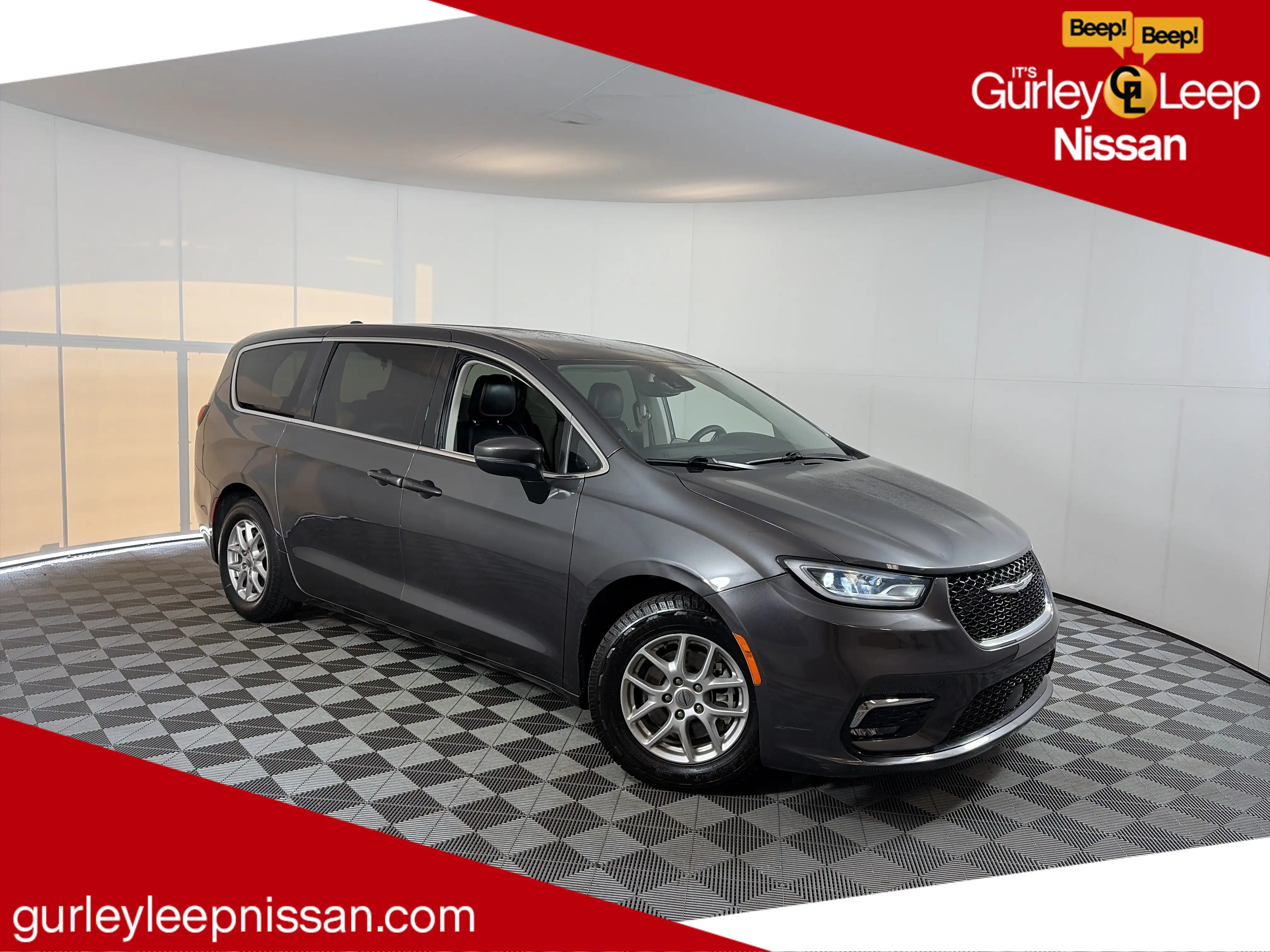 2023 Chrysler Pacifica Touring L's photo