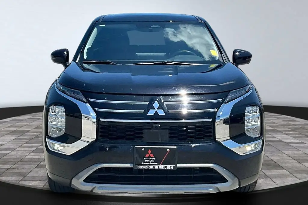 2025 Mitsubishi Outlander SE FWD photo 3