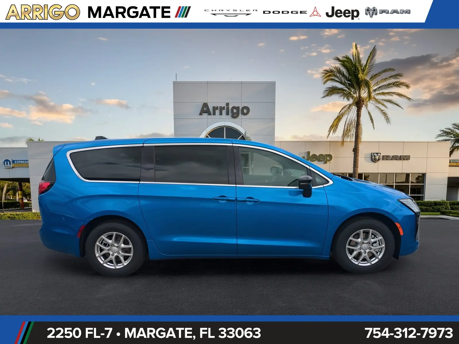 2027 Chrysler Pacifica Select photo 4