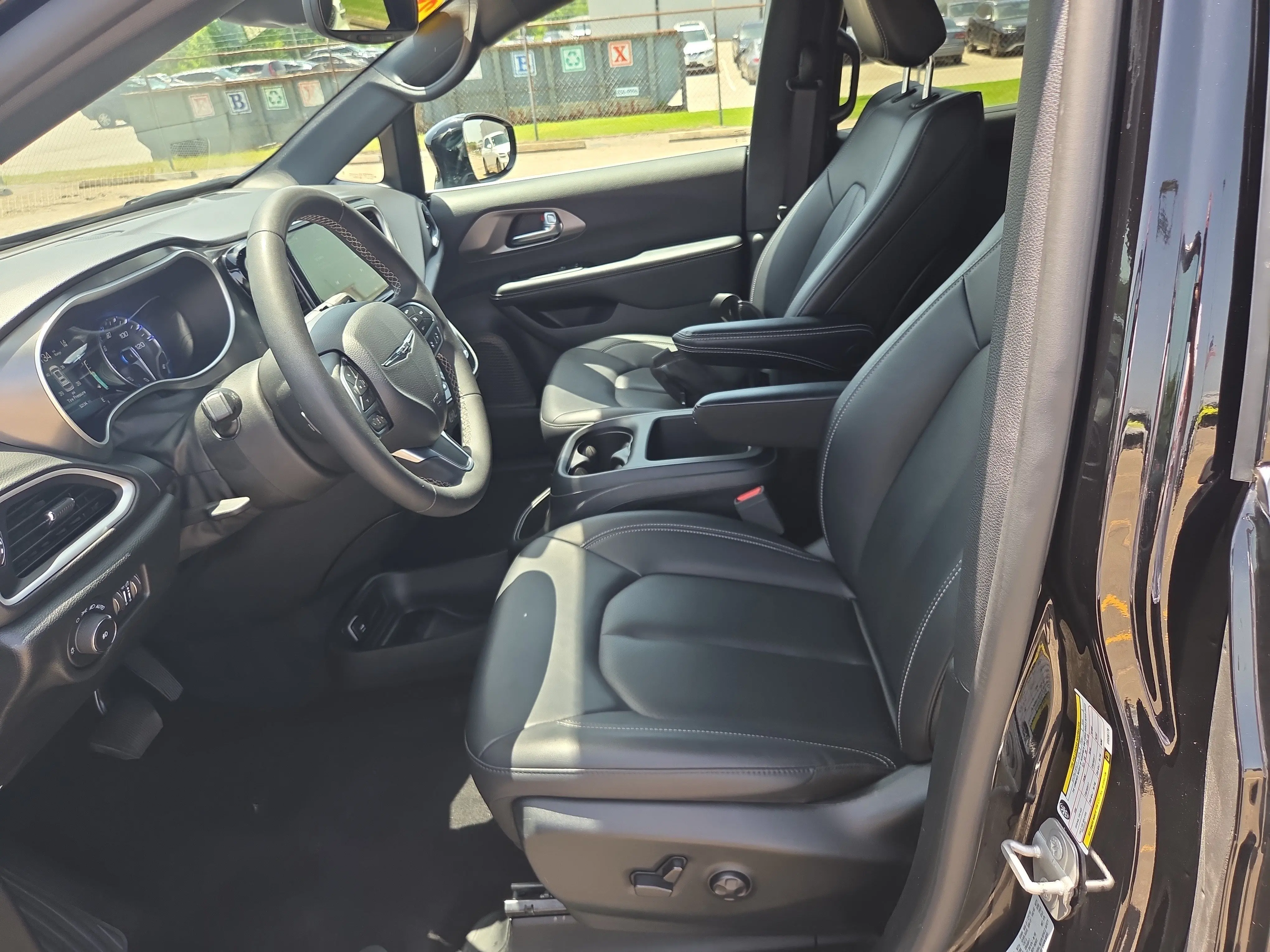 2025 Chrysler Pacifica Select photo 5
