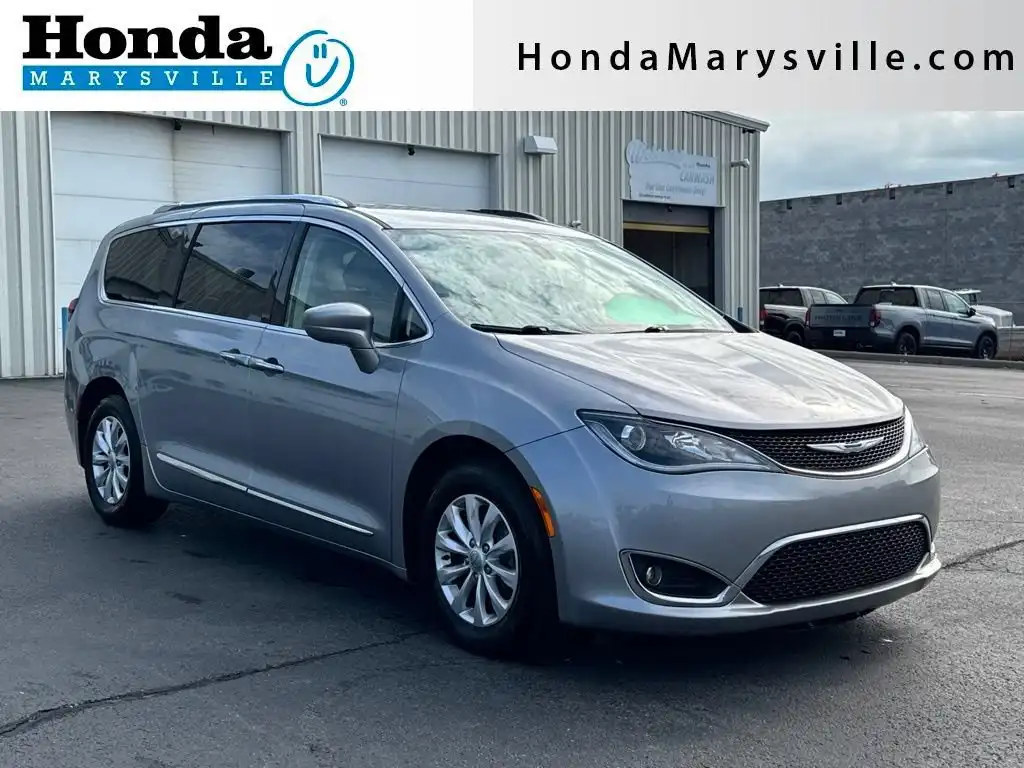 2018 Chrysler Pacifica Touring L's photo