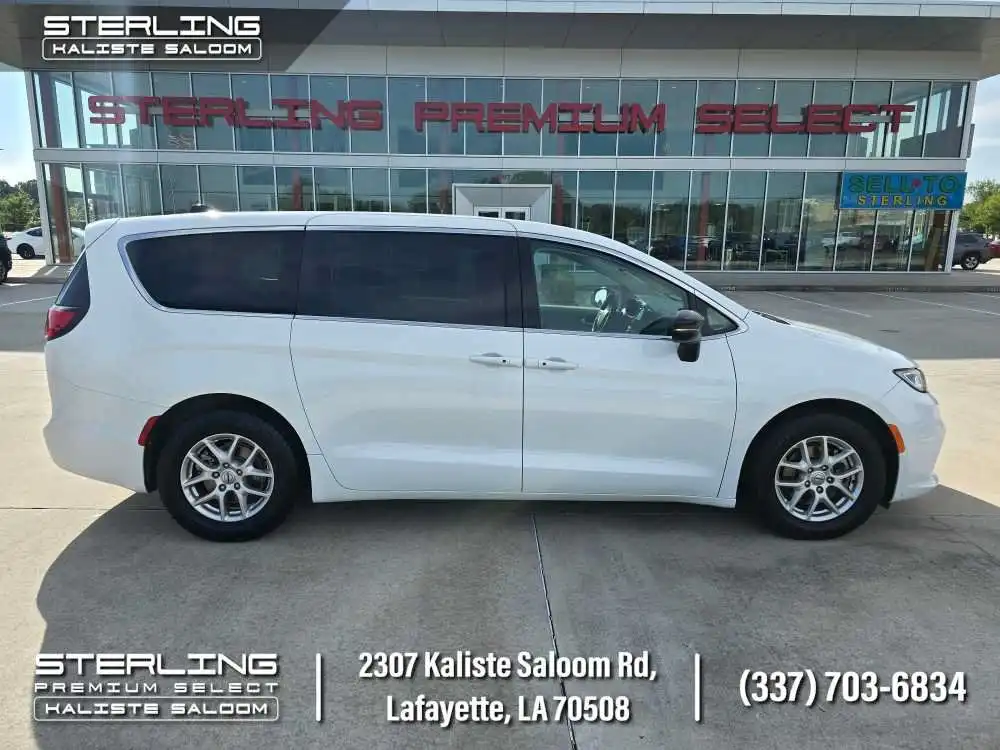 2024 Chrysler Pacifica Touring L's photo