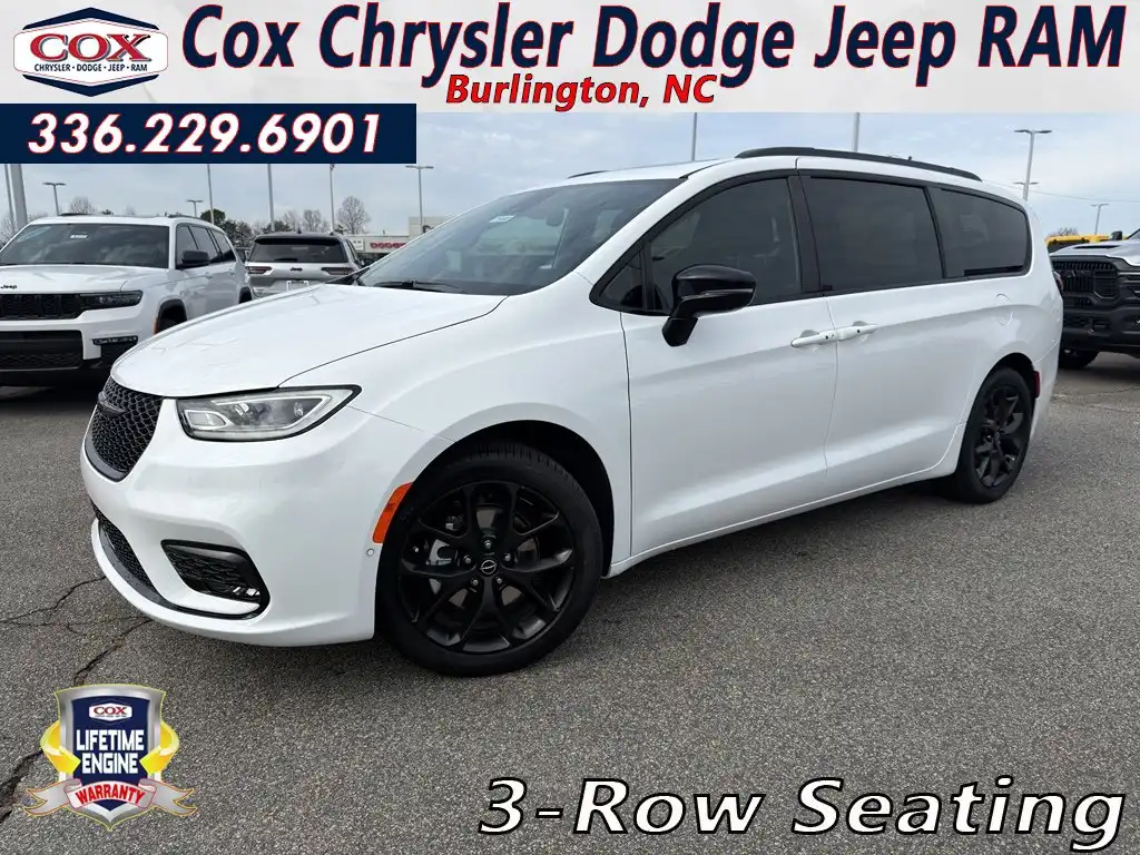 2026 Chrysler Pacifica Select's photo