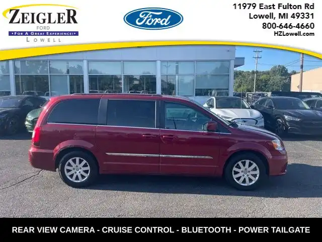 2013 Chrysler Town & Country Touring's photo
