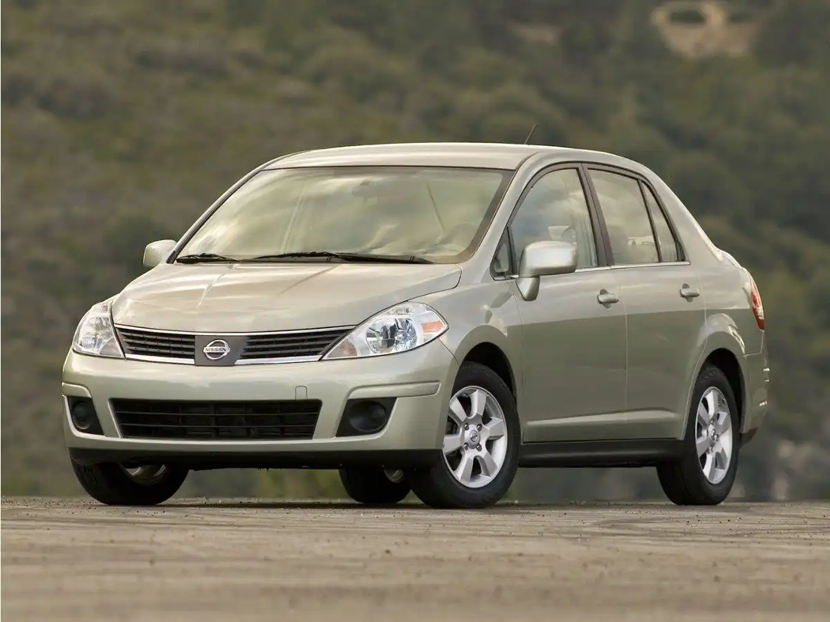 2010 Nissan Versa 1.8 S Auto's photo