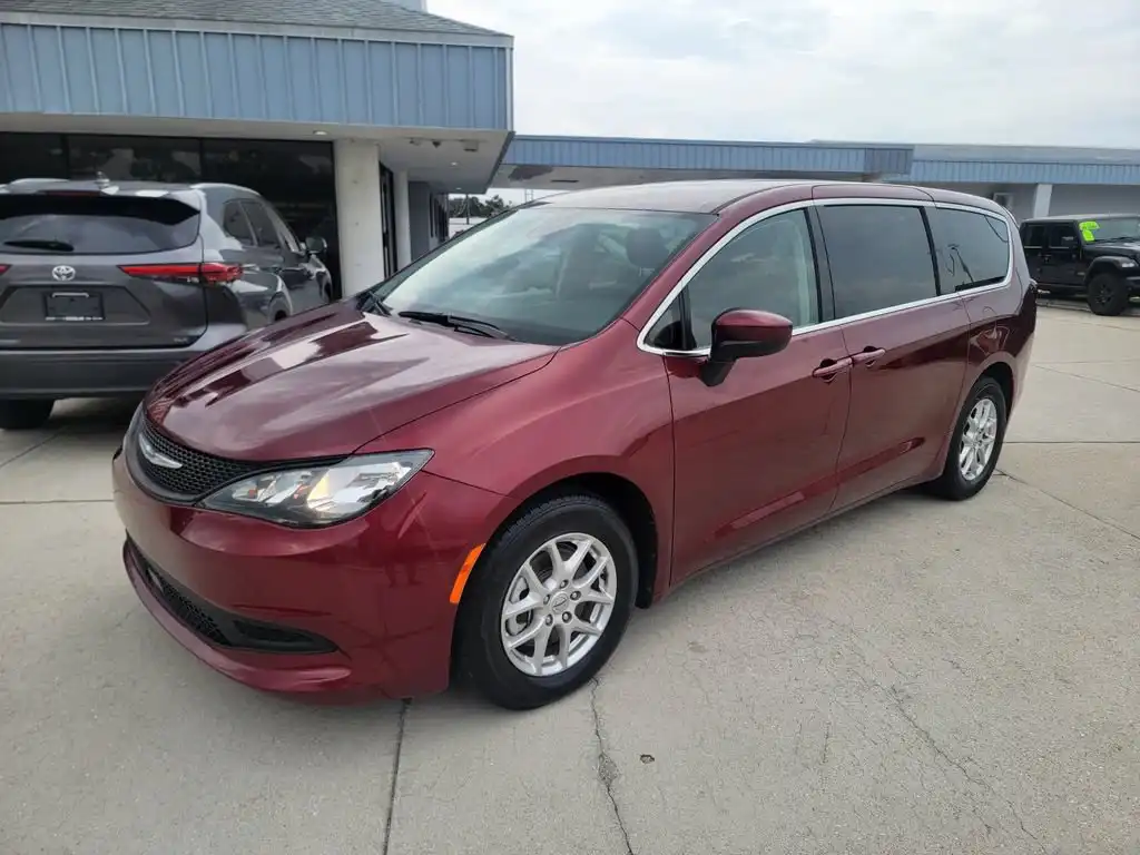 2023 Chrysler Voyager LX's photo