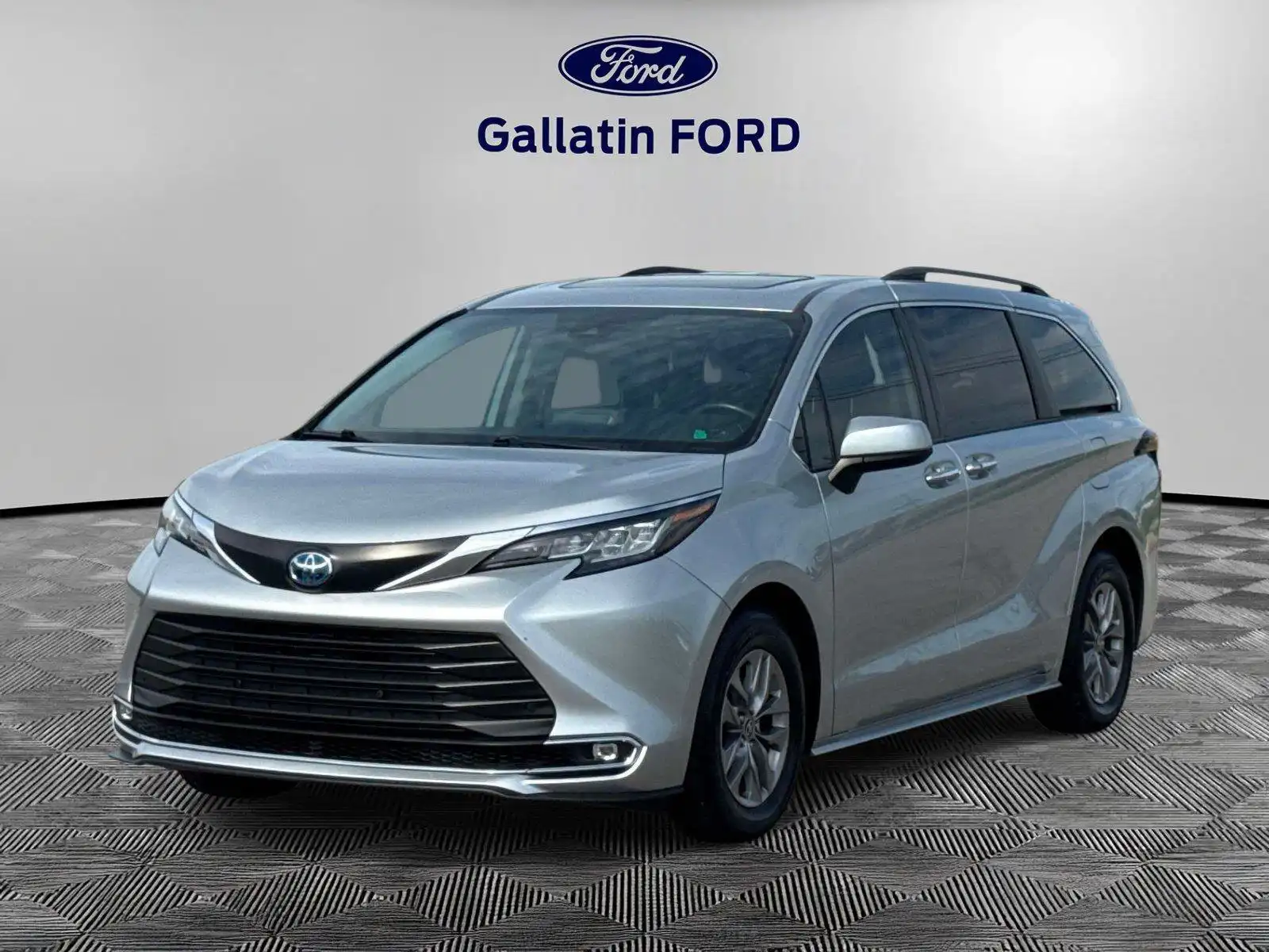2022 Toyota Sienna XLE 8-Passenger Hybrid FWD's photo