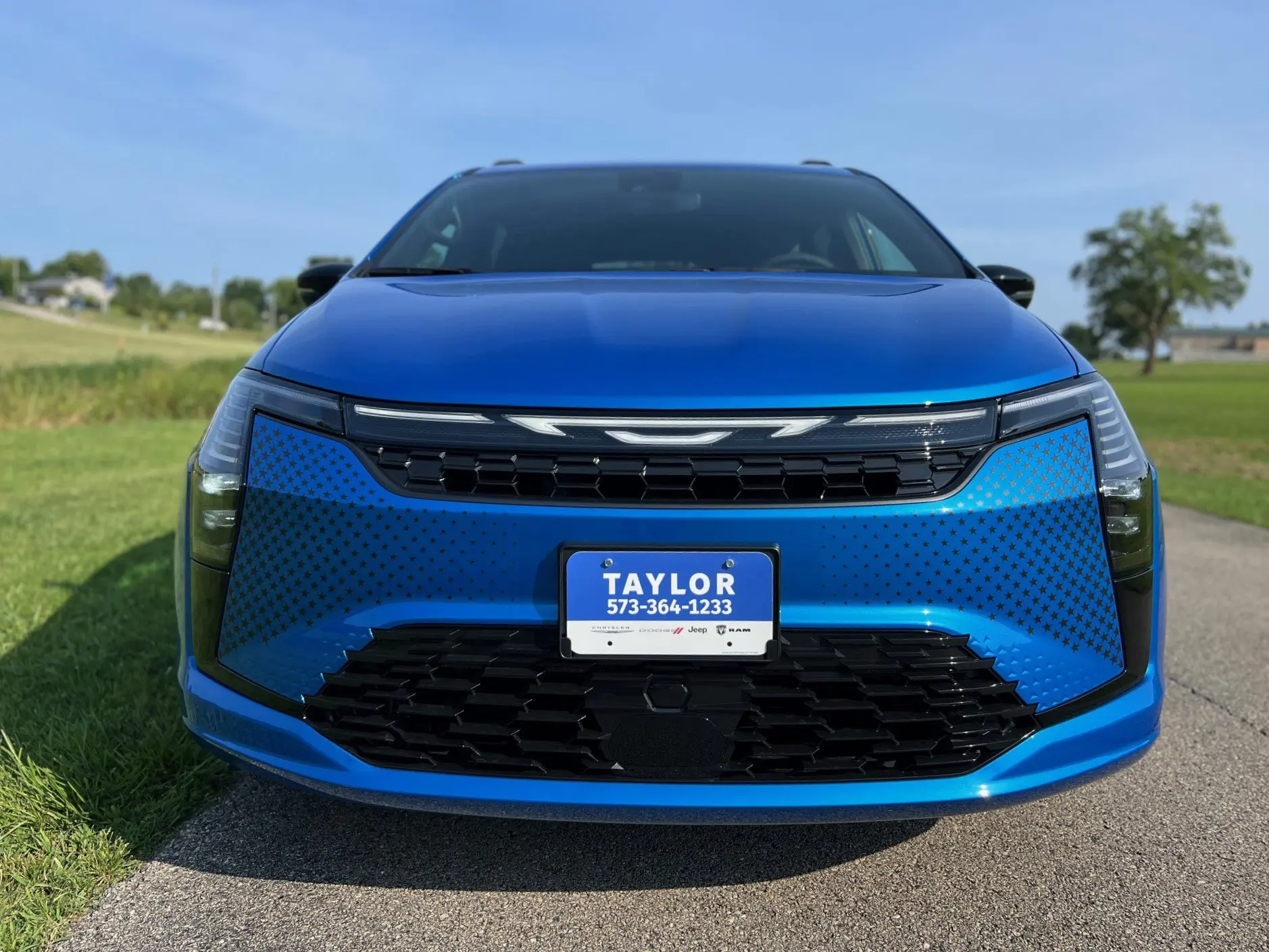 2027 Chrysler Pacifica Select photo 5