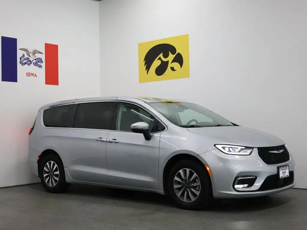 2023 Chrysler Pacifica Hybrid Touring L Hybrid's photo