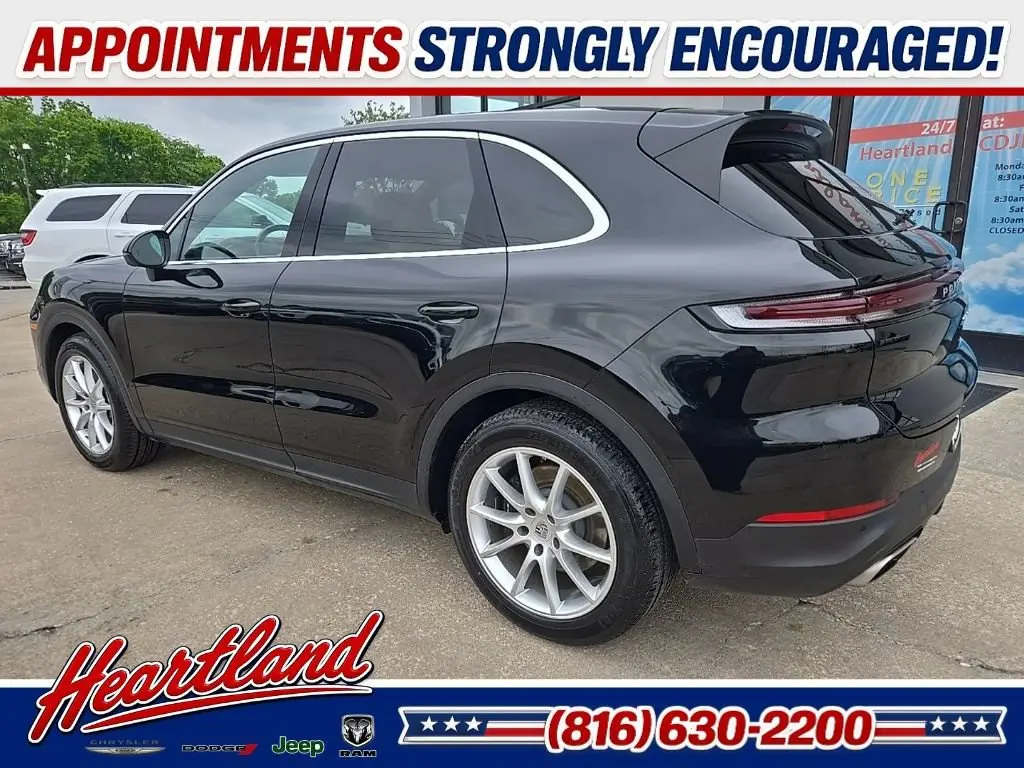2024 Porsche Cayenne Base photo 4