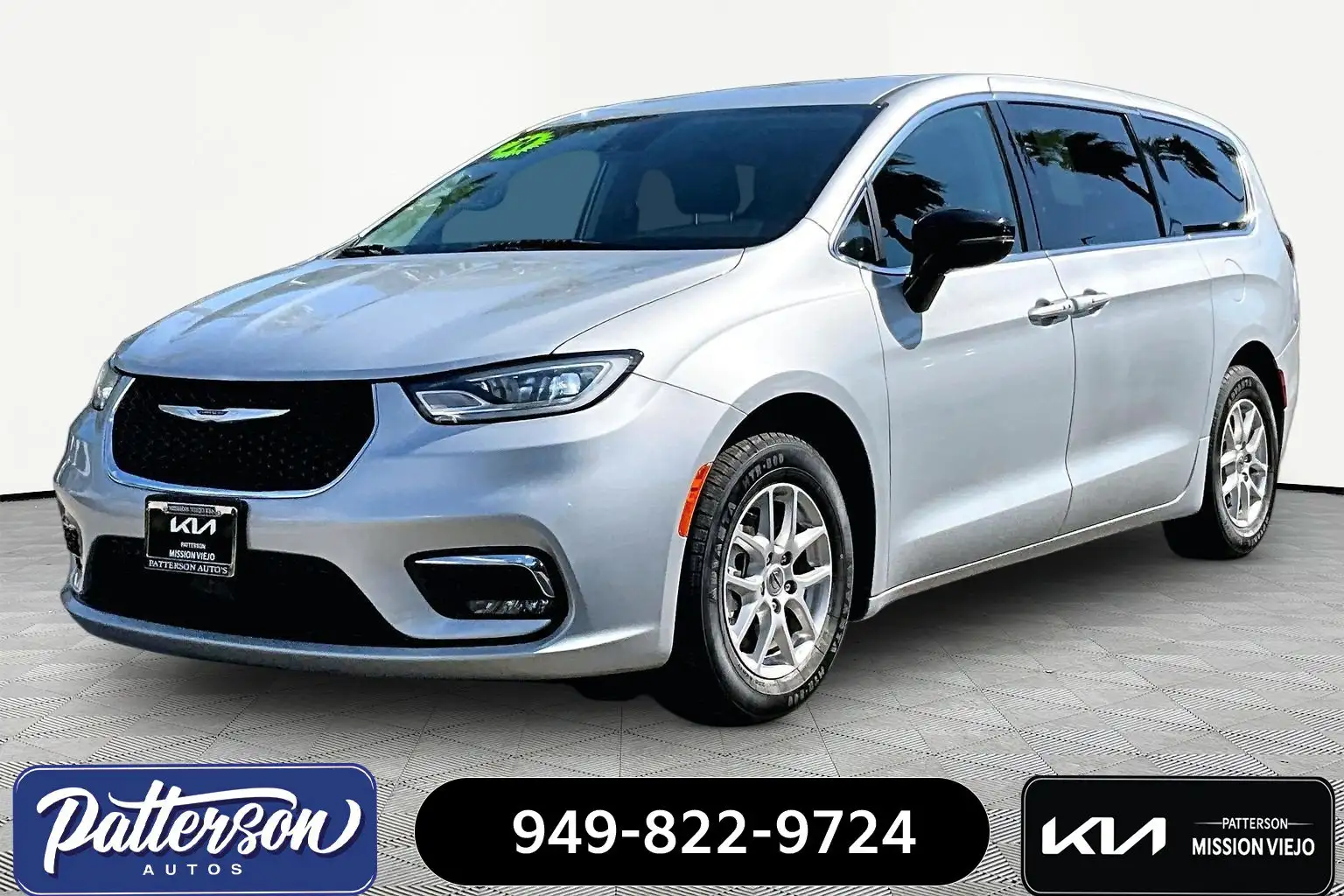 2024 Chrysler Pacifica Touring L's photo