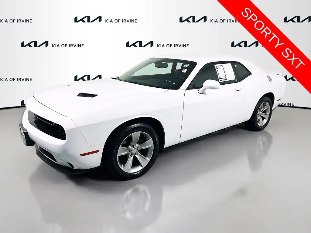2019 Dodge Challenger SXT Auto photo 3