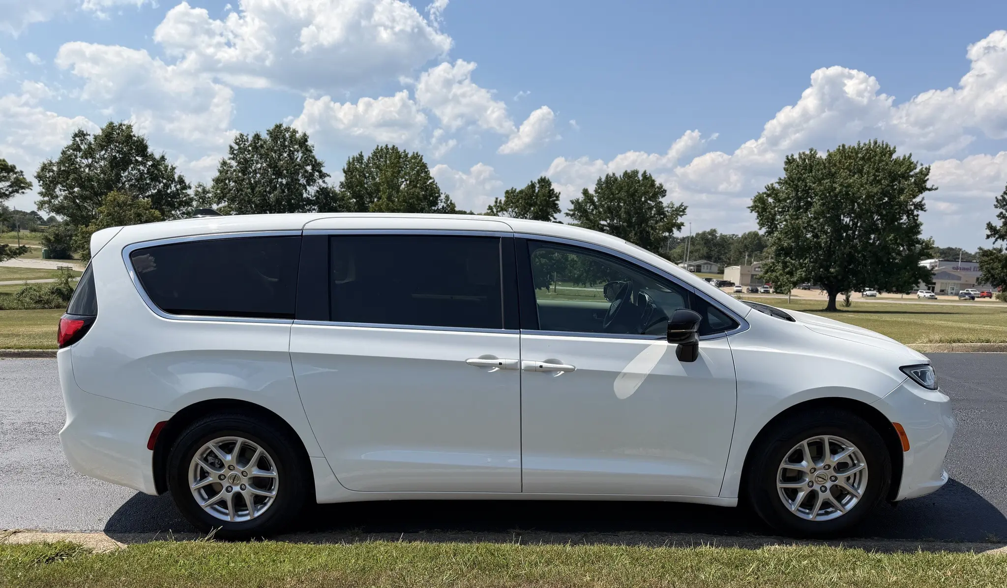 2024 Chrysler Pacifica Touring L photo 5