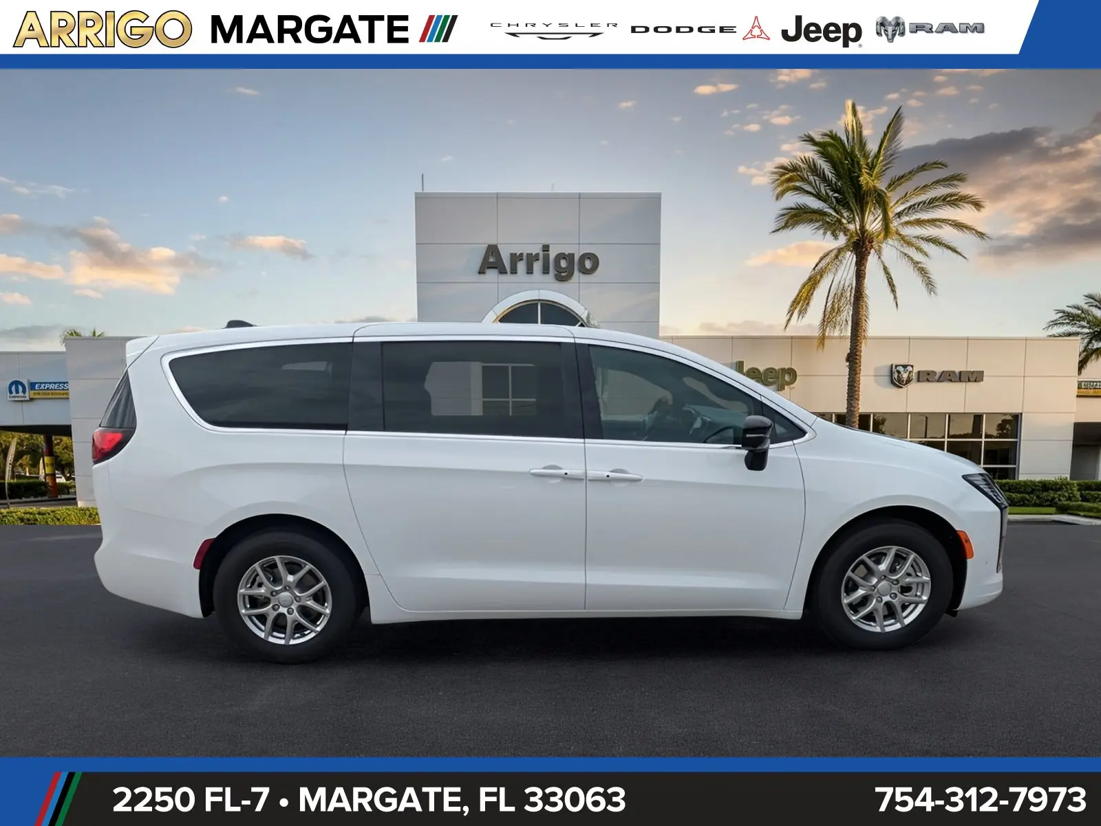 2027 Chrysler Pacifica Select photo 4