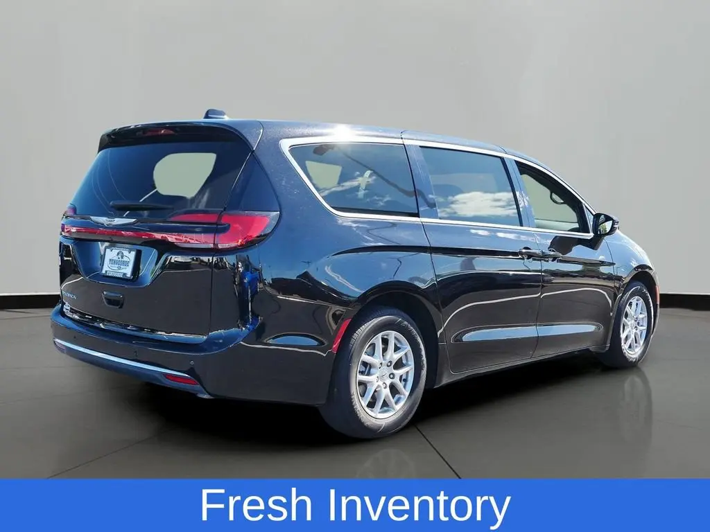 2025 Chrysler Pacifica Select photo 3