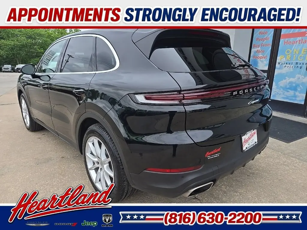 2024 Porsche Cayenne Base photo 5