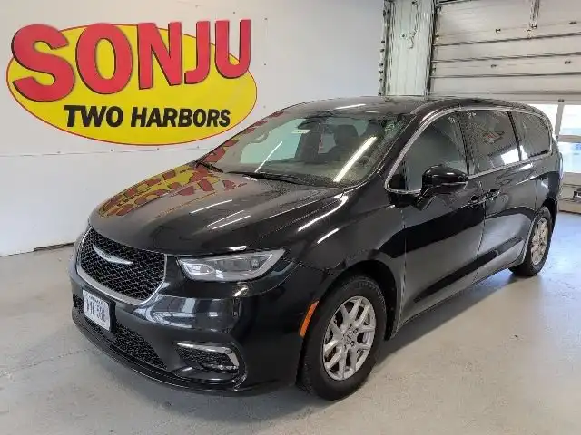 2025 Chrysler Pacifica Select's photo