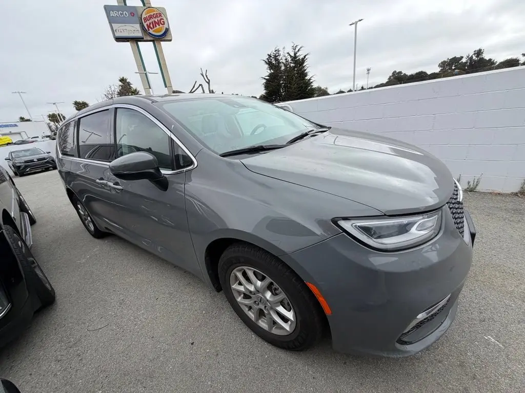 2023 Chrysler Pacifica Touring L photo 3