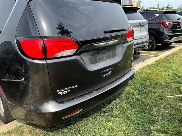 2017 Chrysler Pacifica Touring photo 5