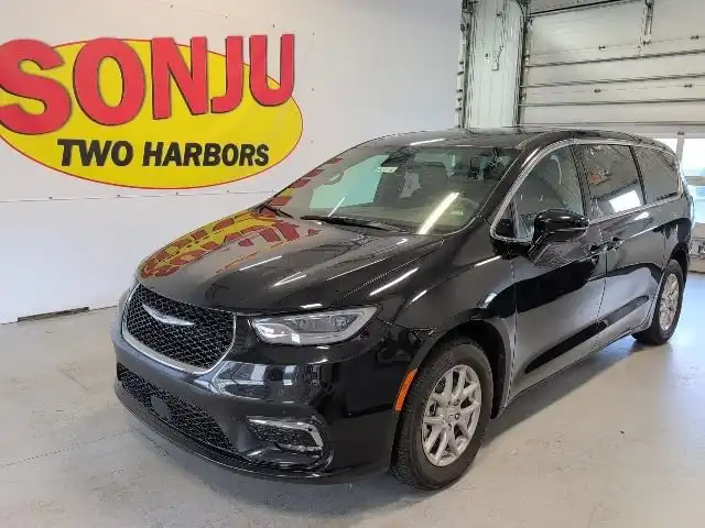 2025 Chrysler Pacifica Select's photo
