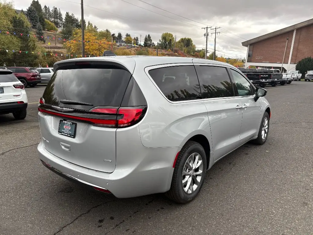 2026 Chrysler Pacifica Select AWD photo 5