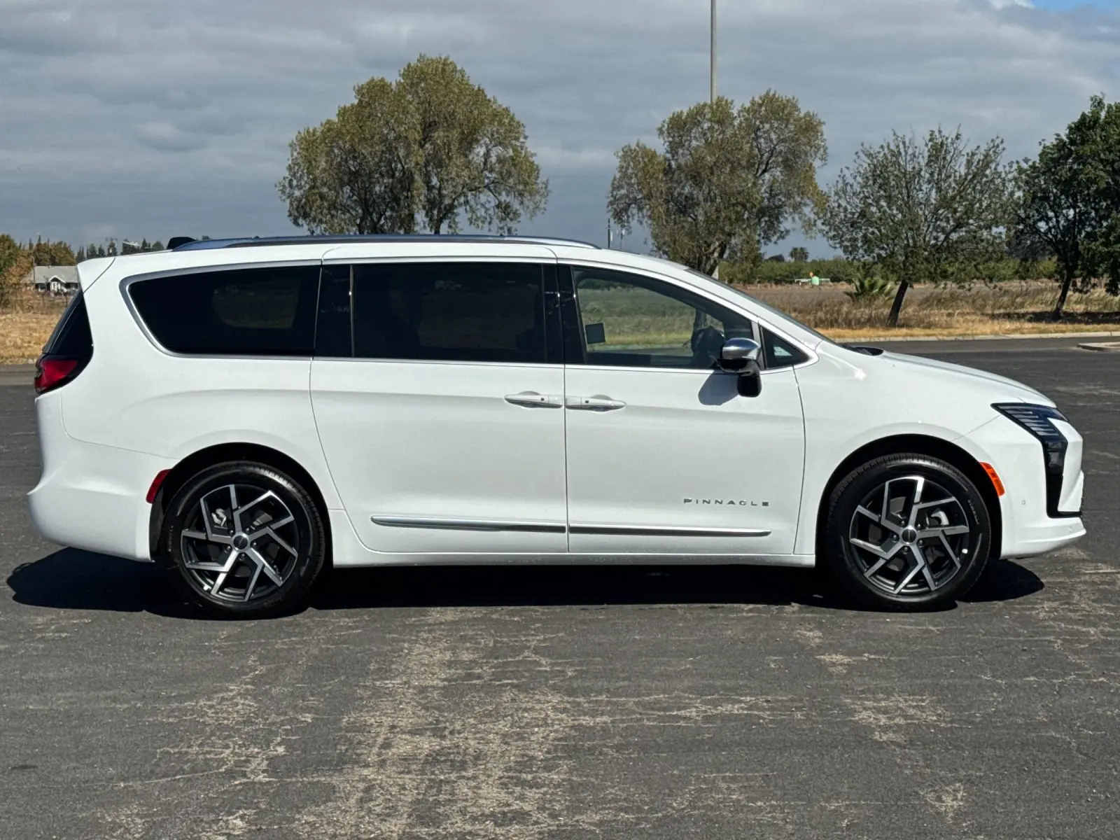 2027 Chrysler Pacifica Pinnacle photo 3