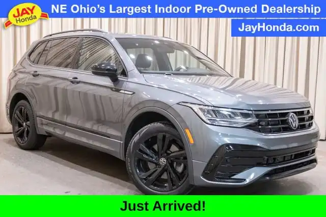 2023 Volkswagen Tiguan 2.0T SE R-Line Black 4Motion's photo