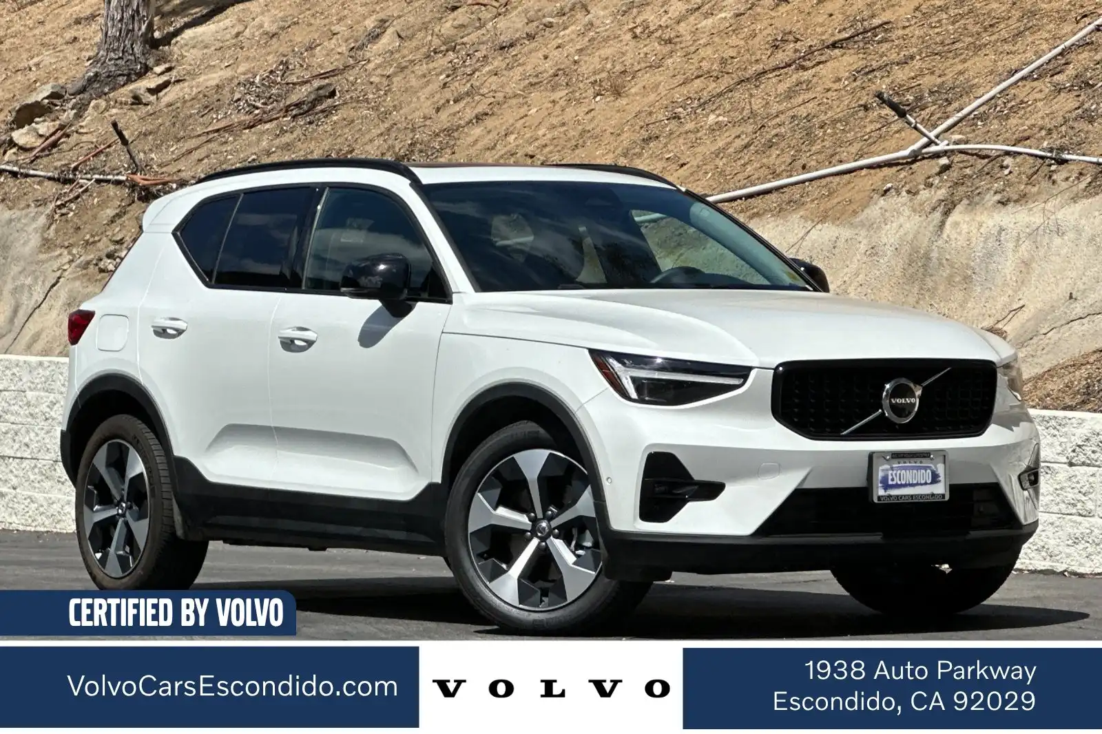 2026 Volvo XC40 B5 Plus Dark AWD's photo