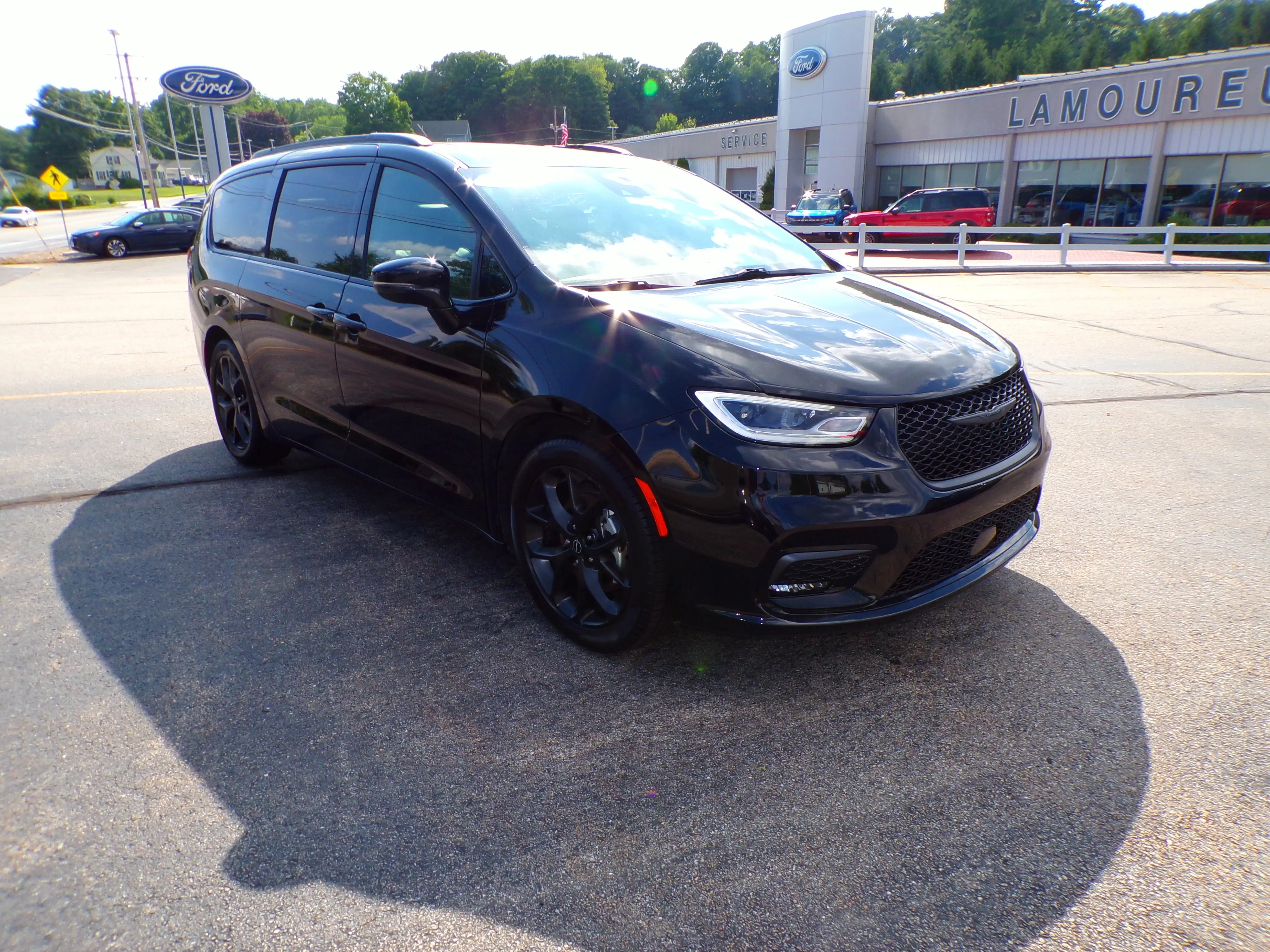 2025 Chrysler Pacifica Limited's photo