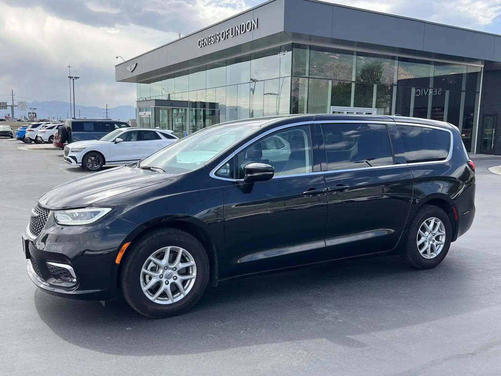 2024 Chrysler Pacifica Touring L's photo
