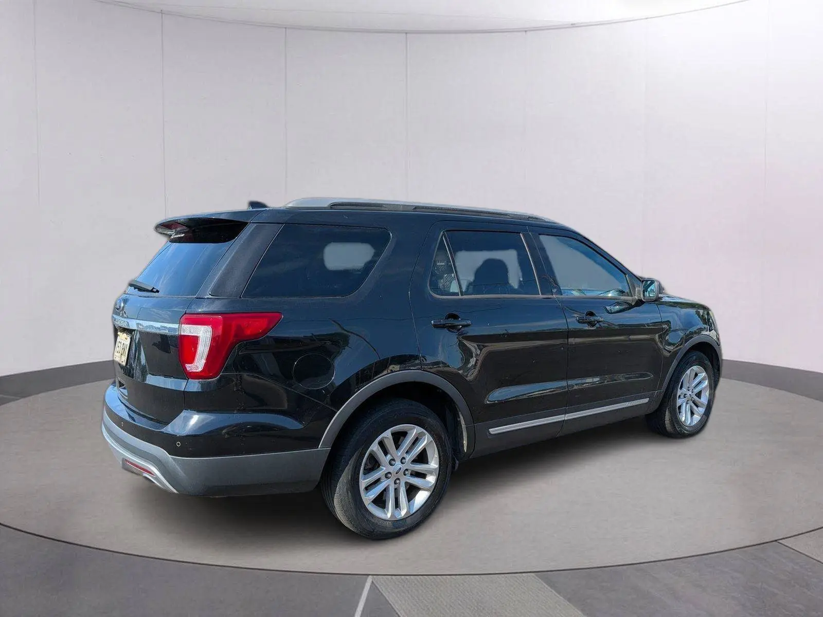 2017 Ford Explorer XLT FWD photo 4