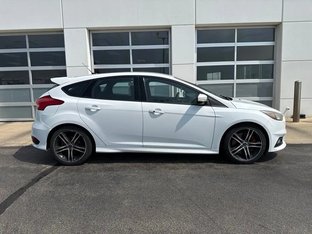 2016 Ford Focus 5 Door Hatch ST photo 3