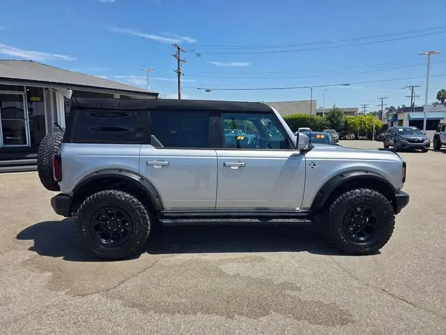 2023 Ford Bronco Outer Banks 4WD photo 3