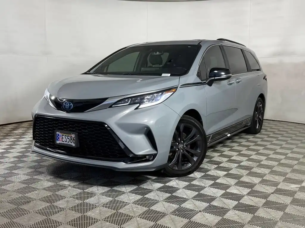 2024 Toyota Sienna XSE 7-Passenger Hybrid FWD's photo