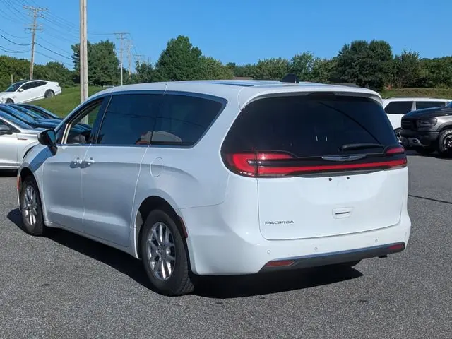 2023 Chrysler Pacifica Touring L photo 3