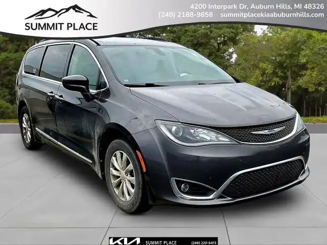 2017 Chrysler Pacifica Touring L's photo