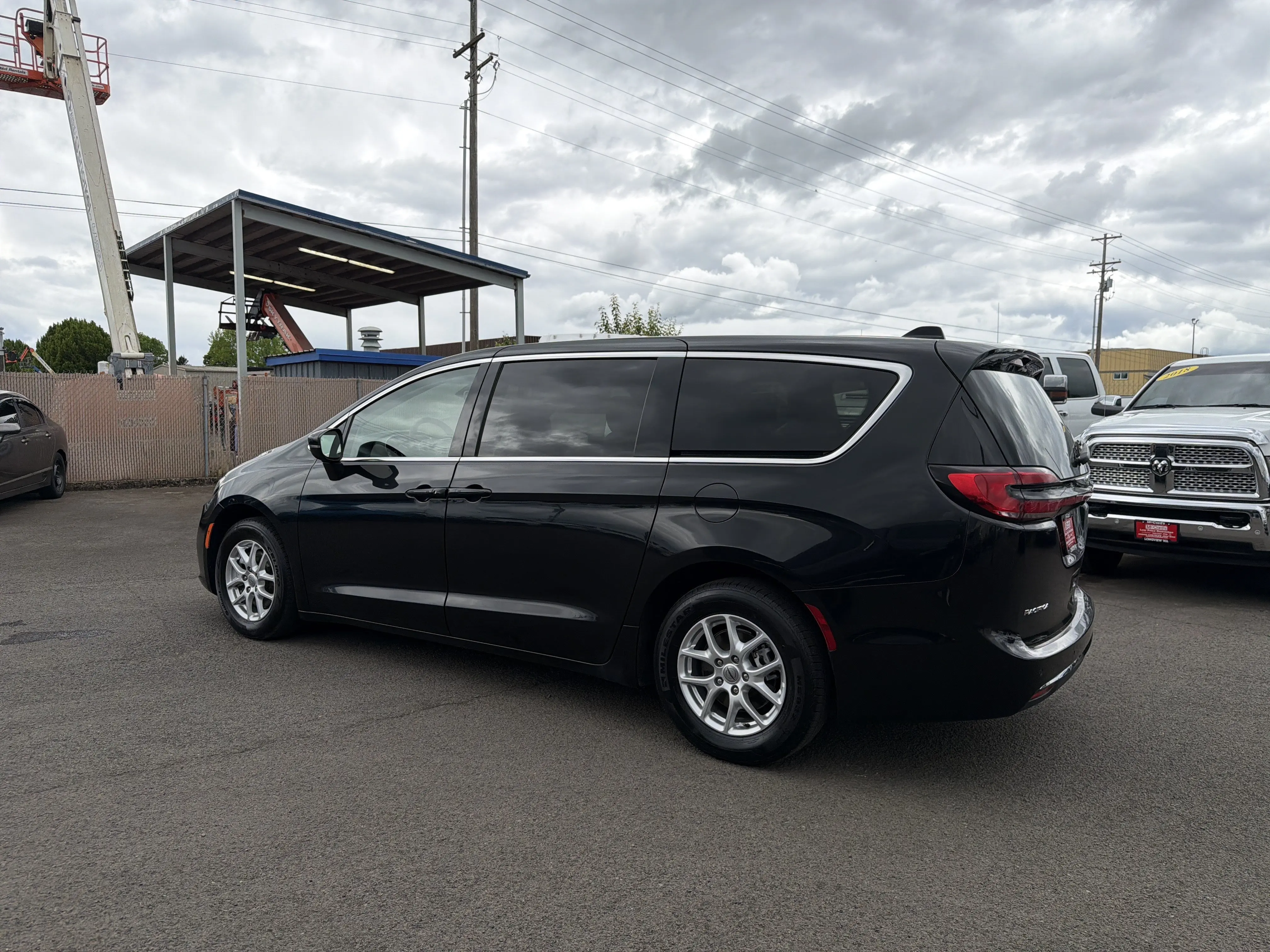 2023 Chrysler Pacifica Touring L photo 3