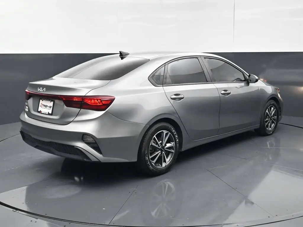 2022 Kia Forte LXS Auto photo 5
