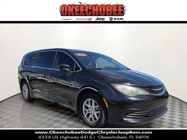 2017 Chrysler Pacifica Touring's photo