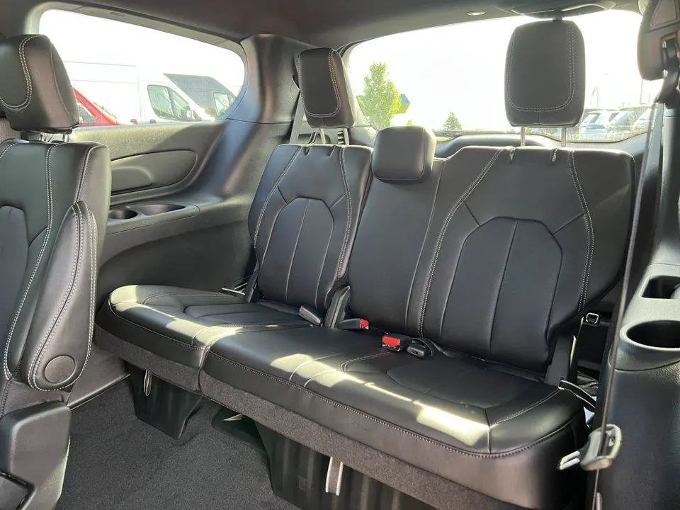 2027 Chrysler Pacifica Select photo 5