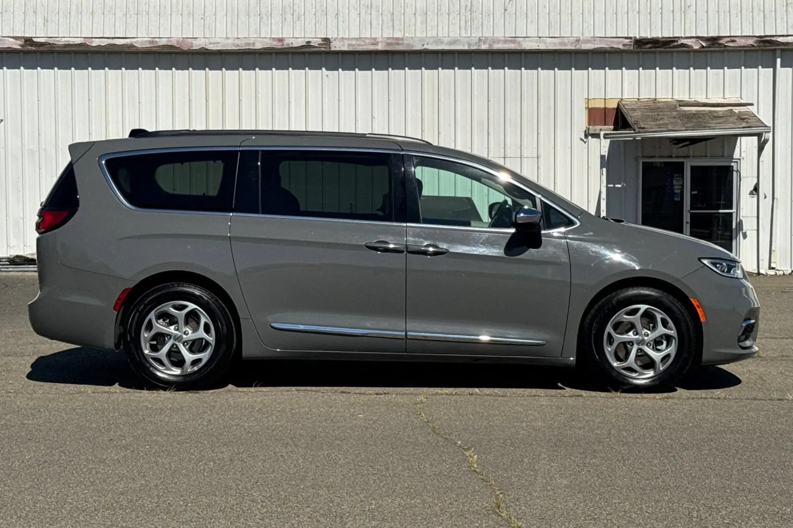 2023 Chrysler Pacifica Limited photo 3