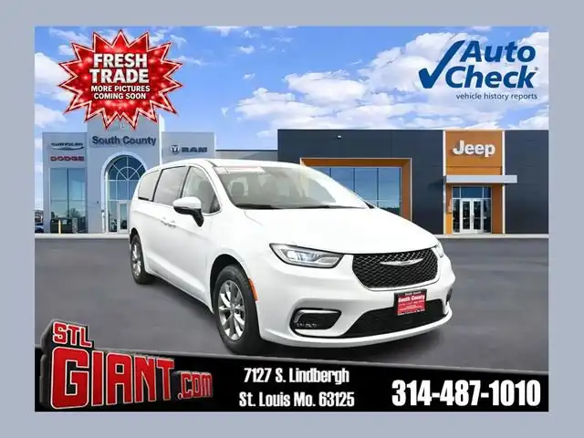 2023 Chrysler Pacifica Touring L AWD's photo
