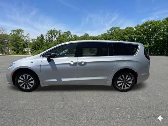 2024 Chrysler Pacifica Hybrid Select PHEV photo 5