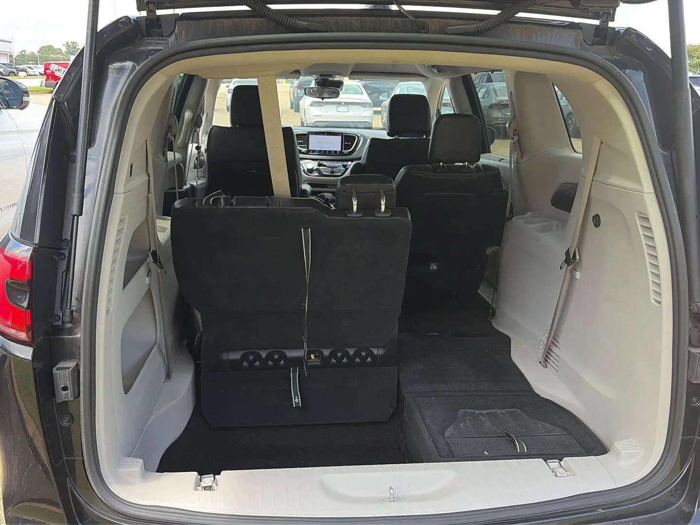 2023 Chrysler Pacifica Touring L photo 3
