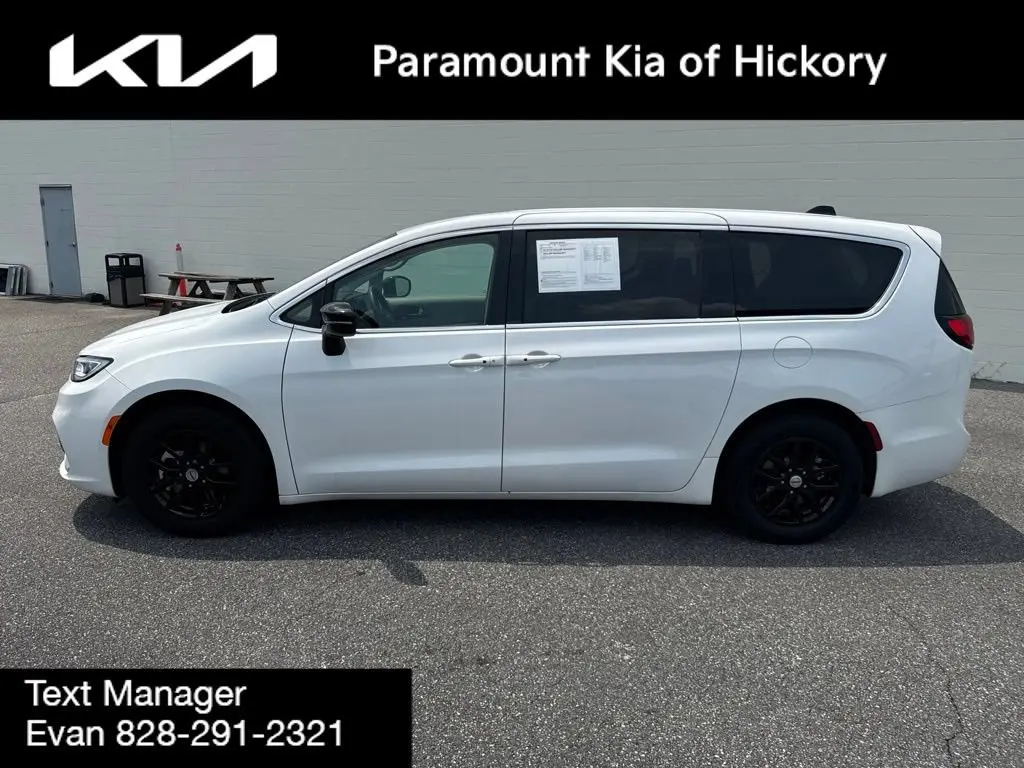 2024 Chrysler Pacifica Touring L photo 4